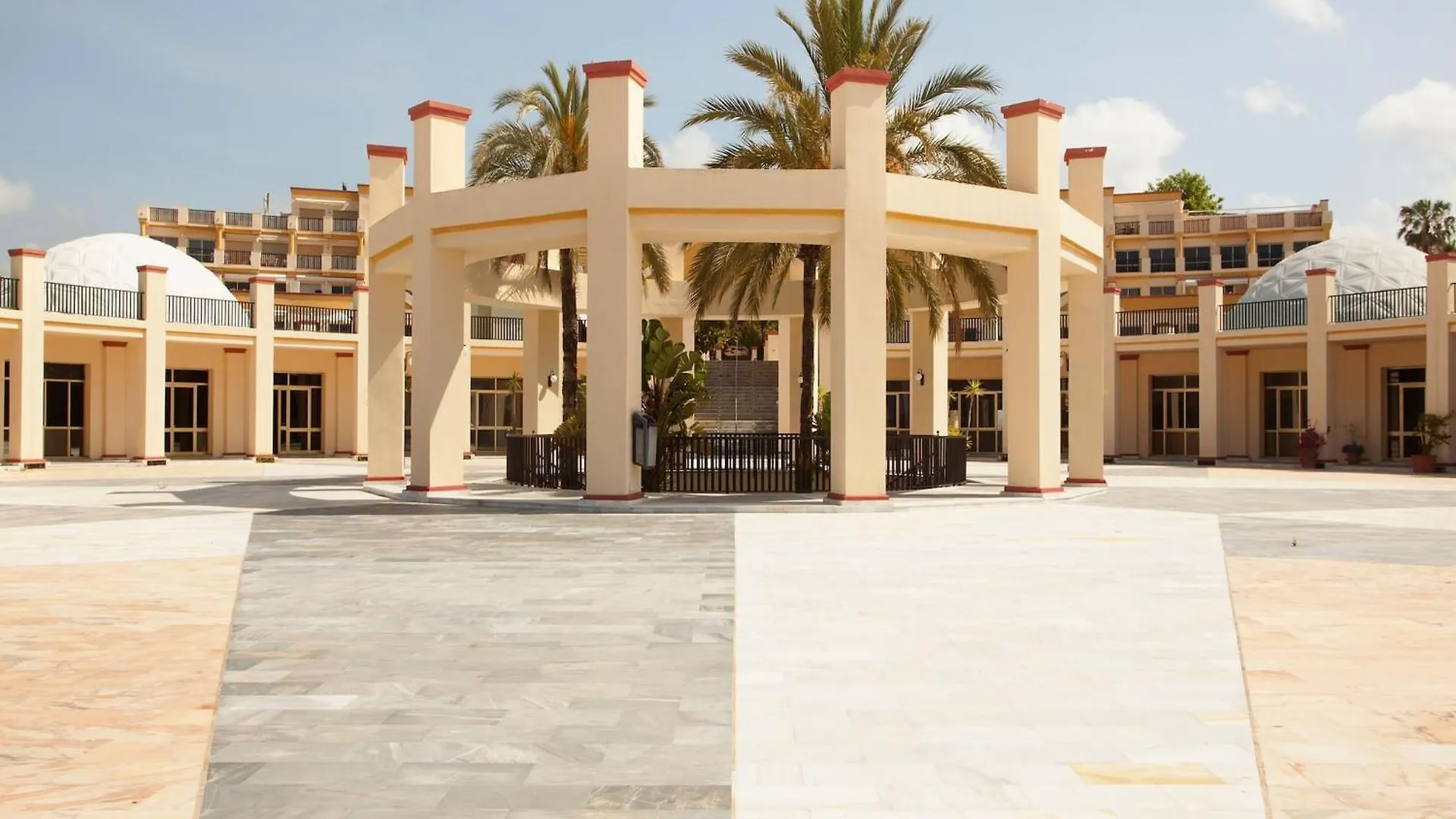 Beachside Apartment With Shared Pool Marbella