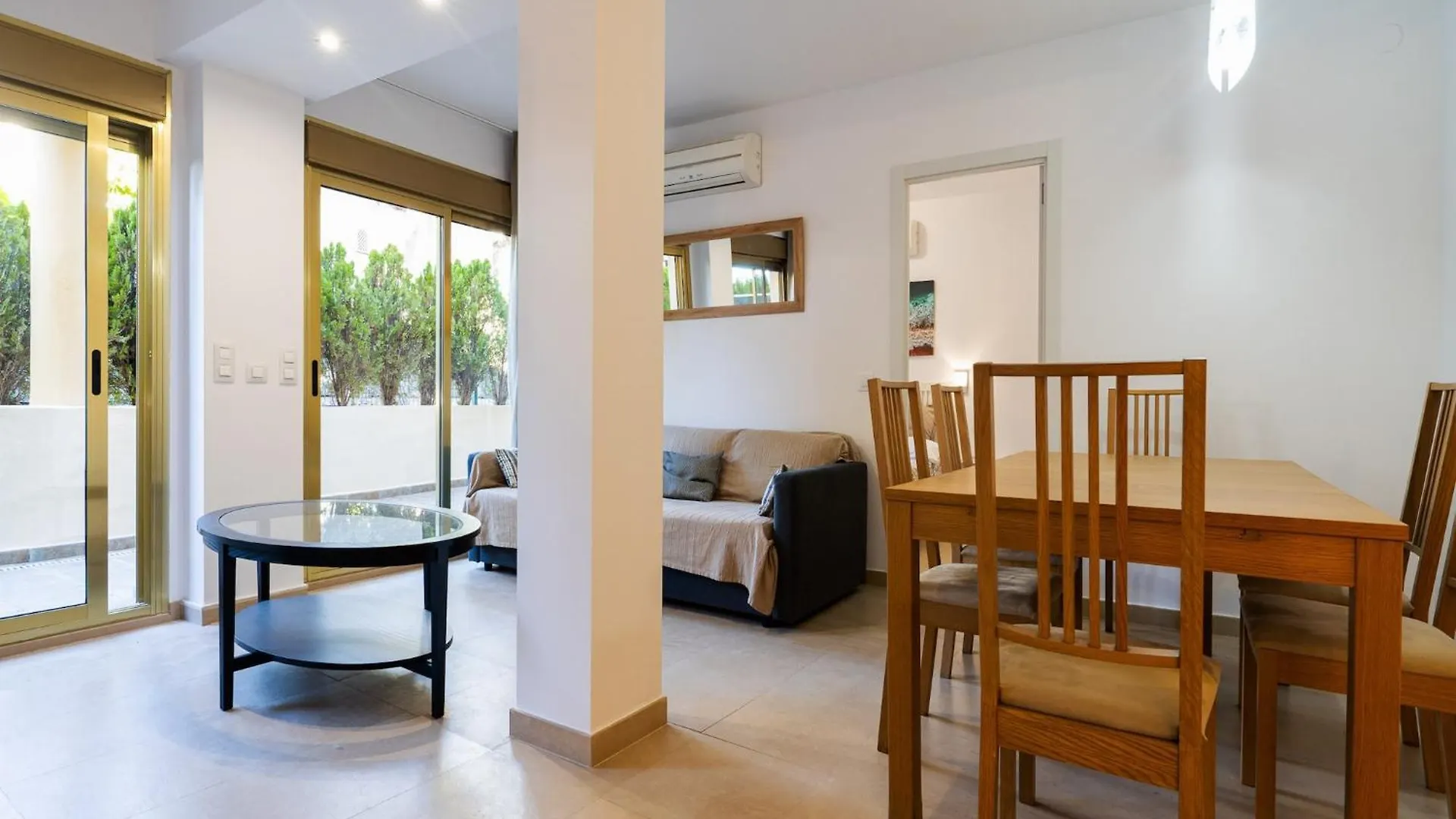 Beachside Apartment With Shared Pool マルベーリャ 0*,  スペイン