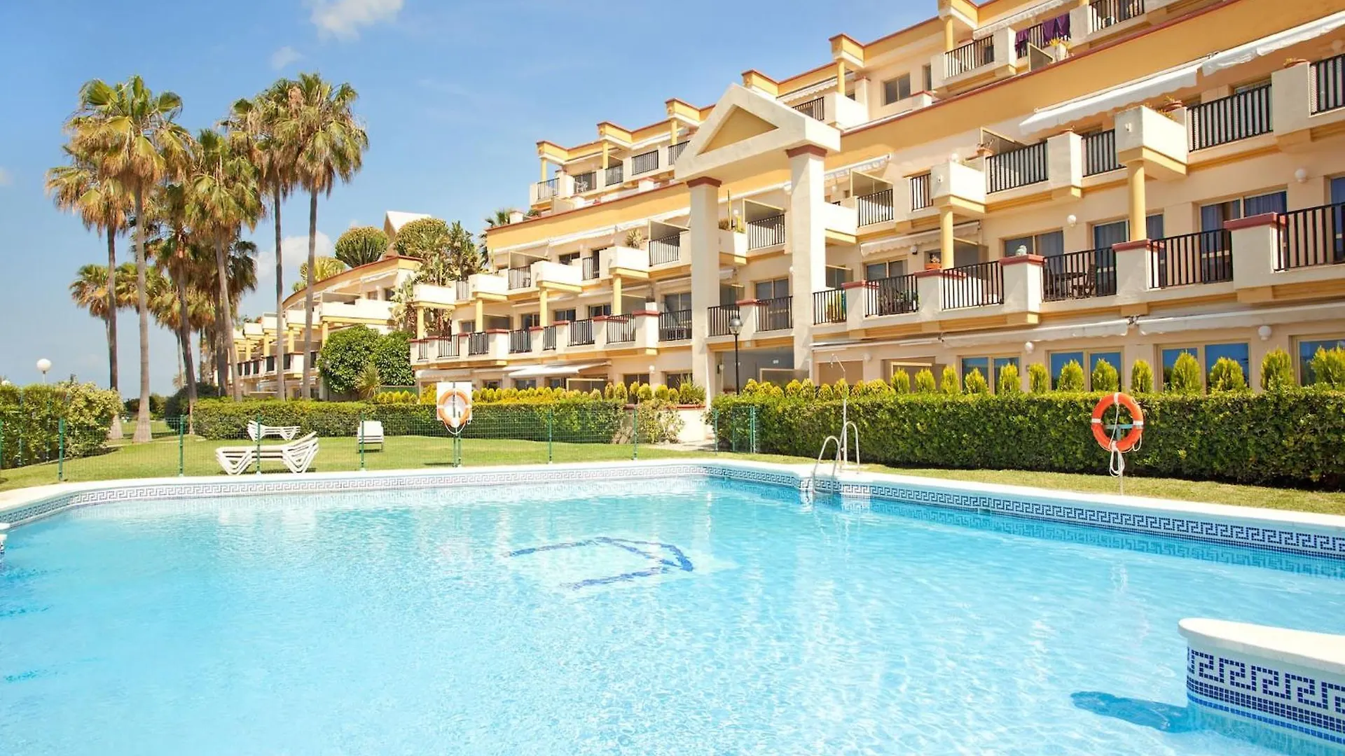 Beachside Apartment With Shared Pool マルベーリャ