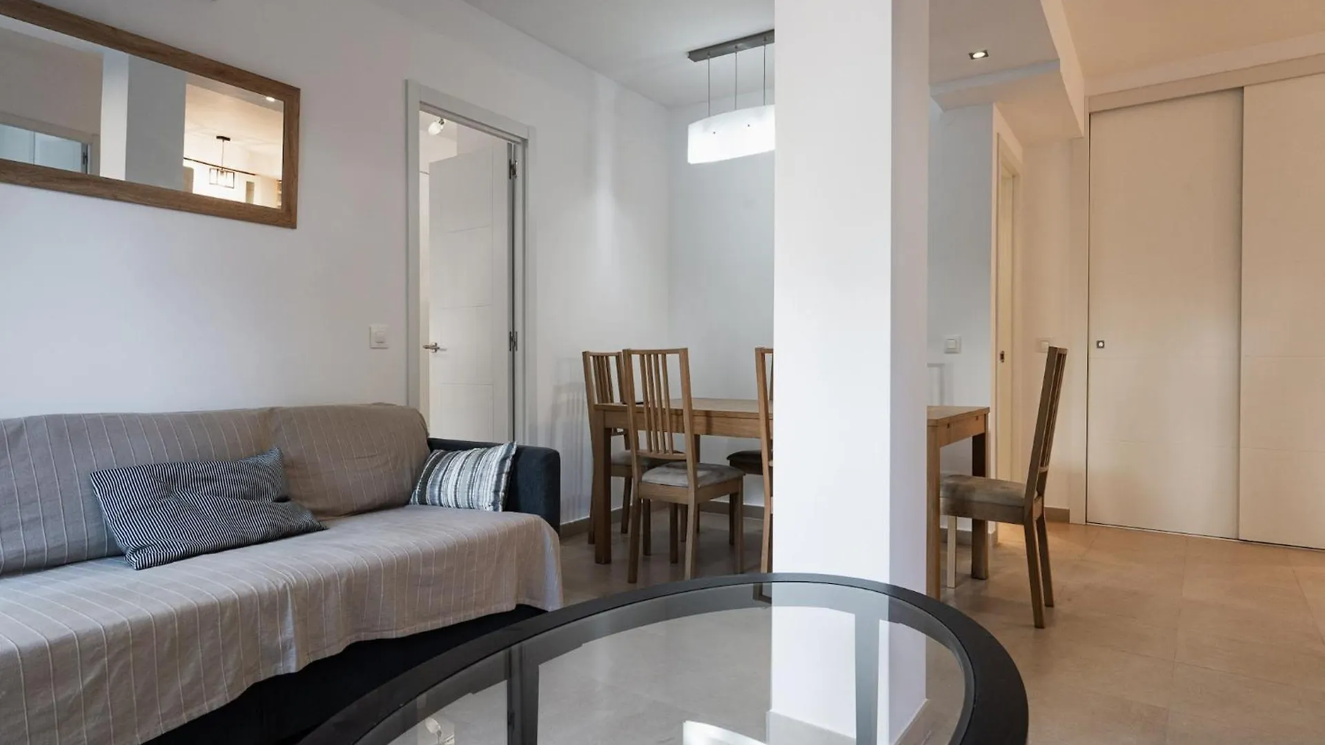 Beachside Apartment With Shared Pool マルベーリャ 0*,  スペイン