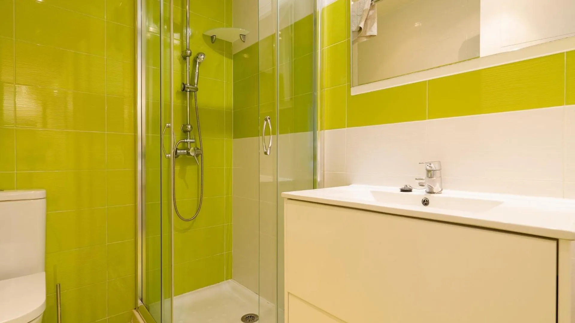 Beachside Apartment With Shared Pool マルベーリャ
