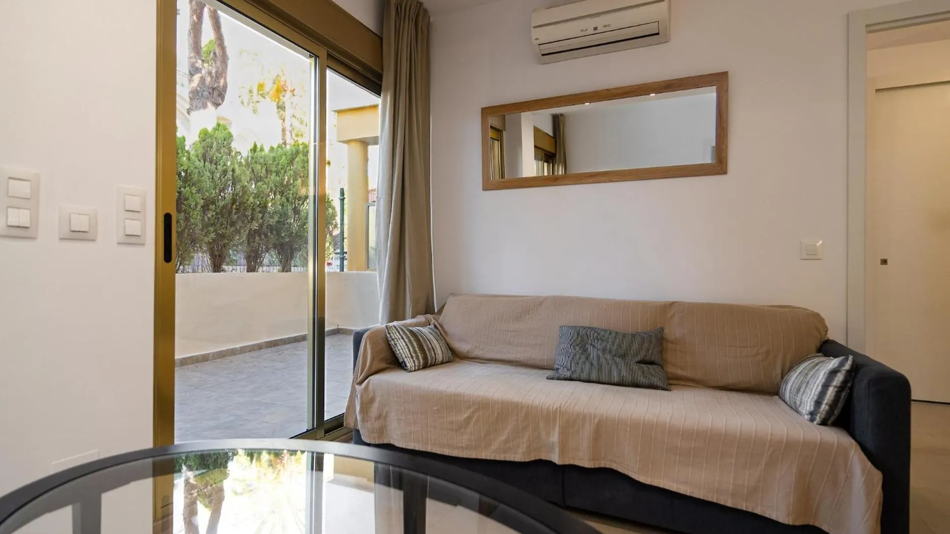 Beachside Apartment With Shared Pool マルベーリャ