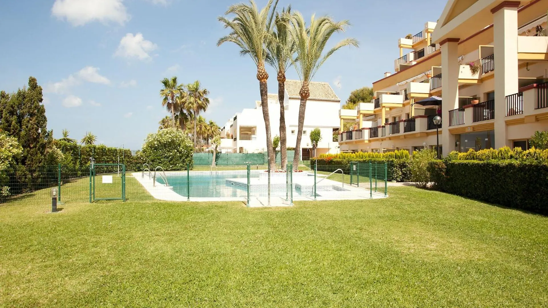 Beachside Apartment With Shared Pool マルベーリャ