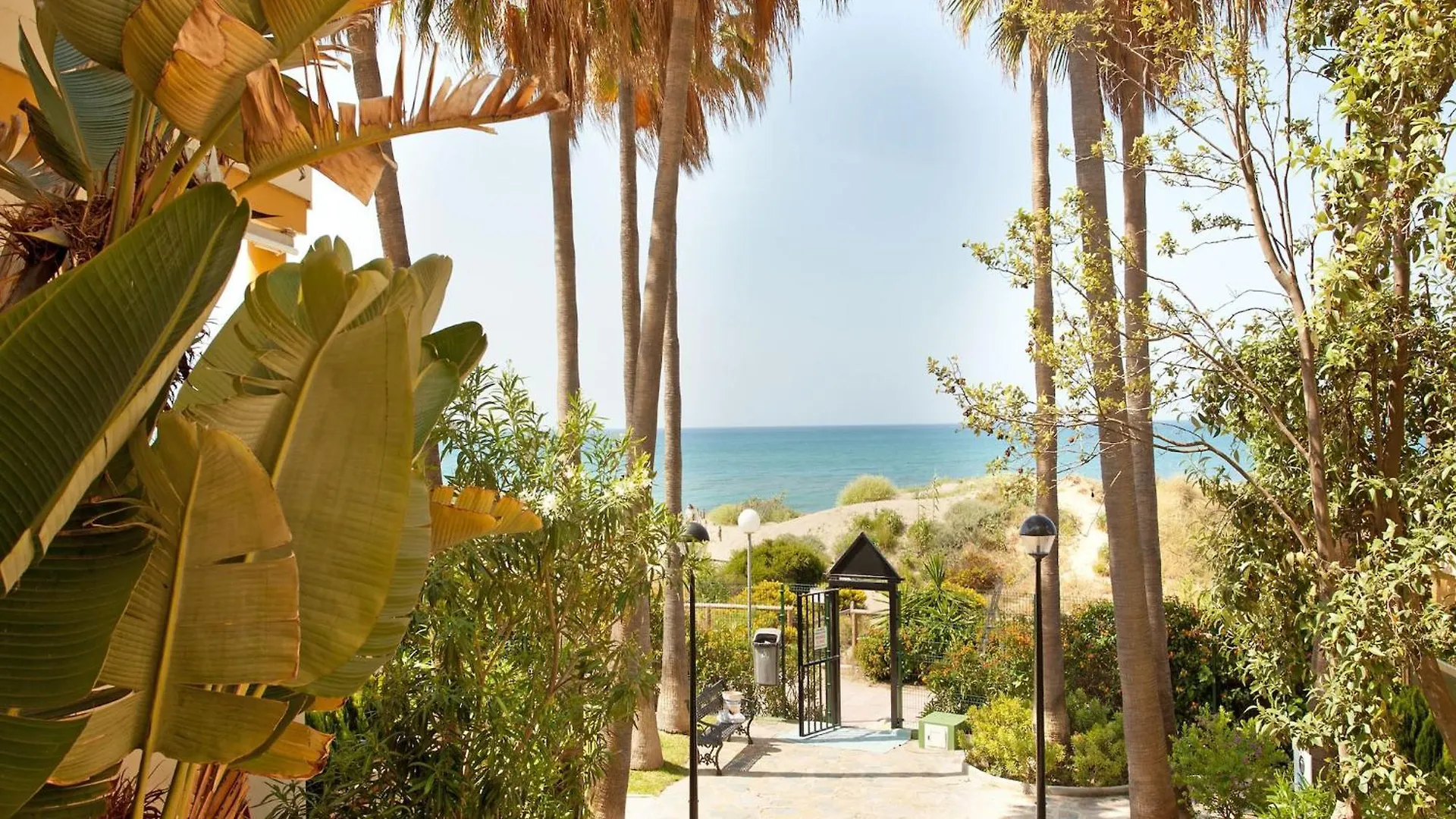 Beachside Apartment With Shared Pool マルベーリャ